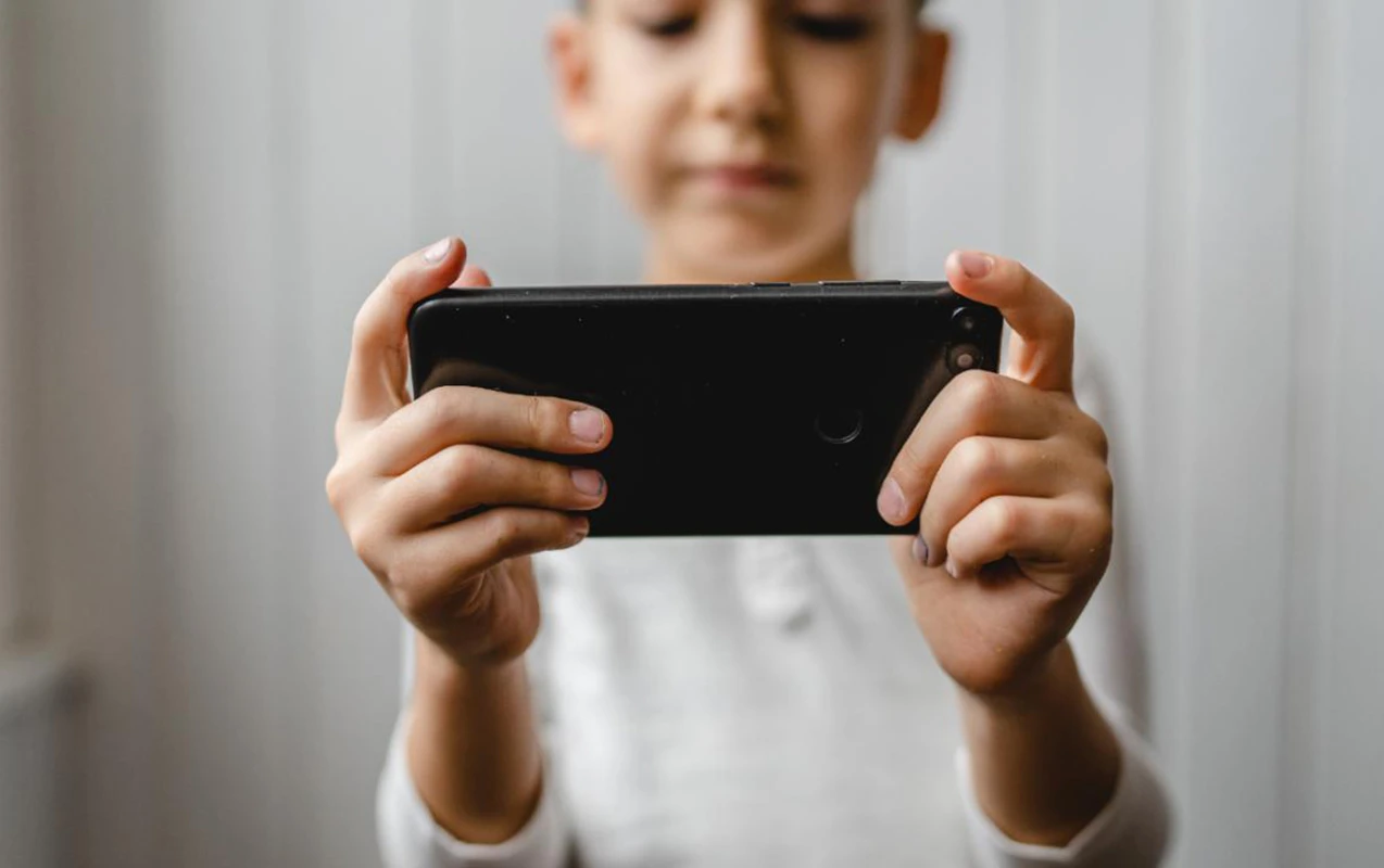 İbtidai məktəblərdə telefon istifadəsi qadağan edildi