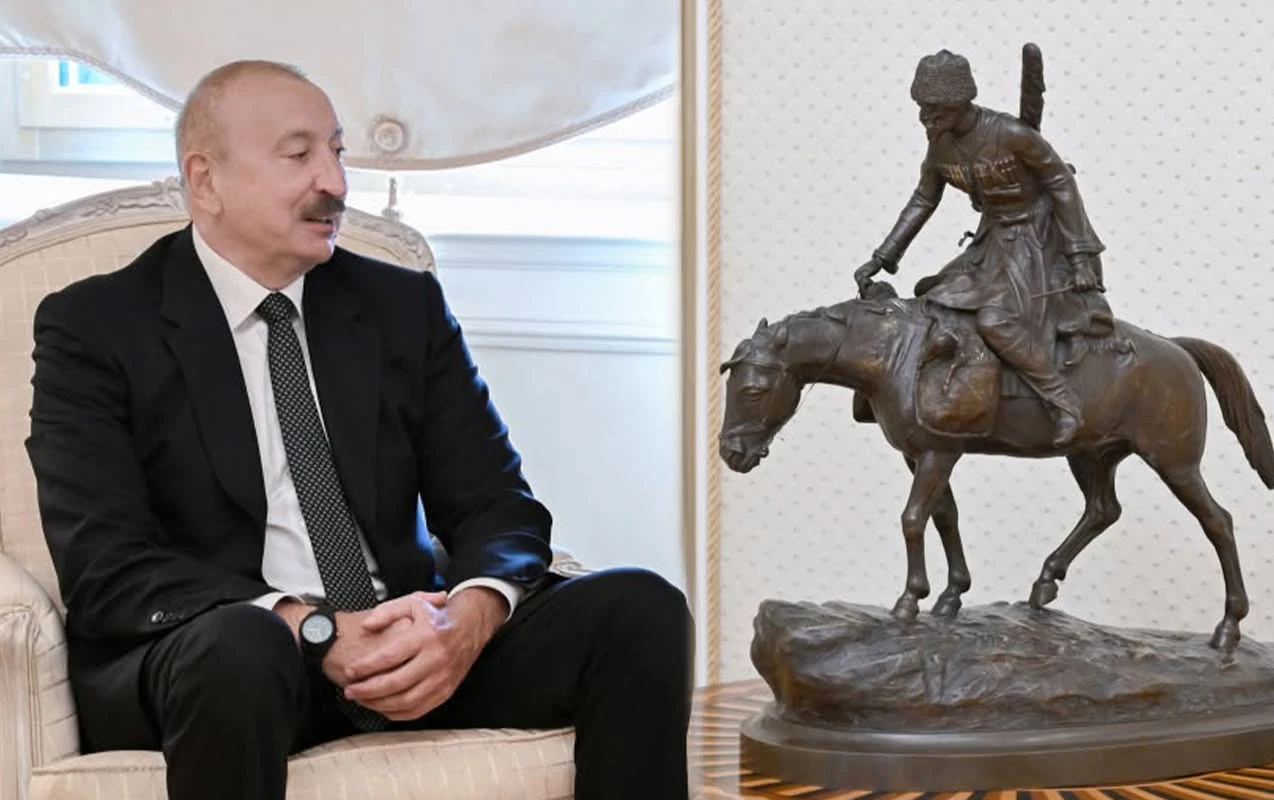 Prezidentin iş kabinetində təkcə bu heykəl var 