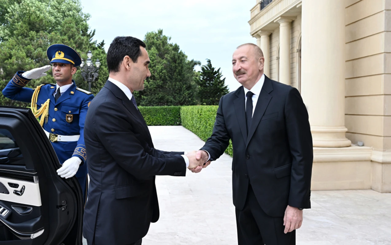Əliyev həmkarını qarşıladı