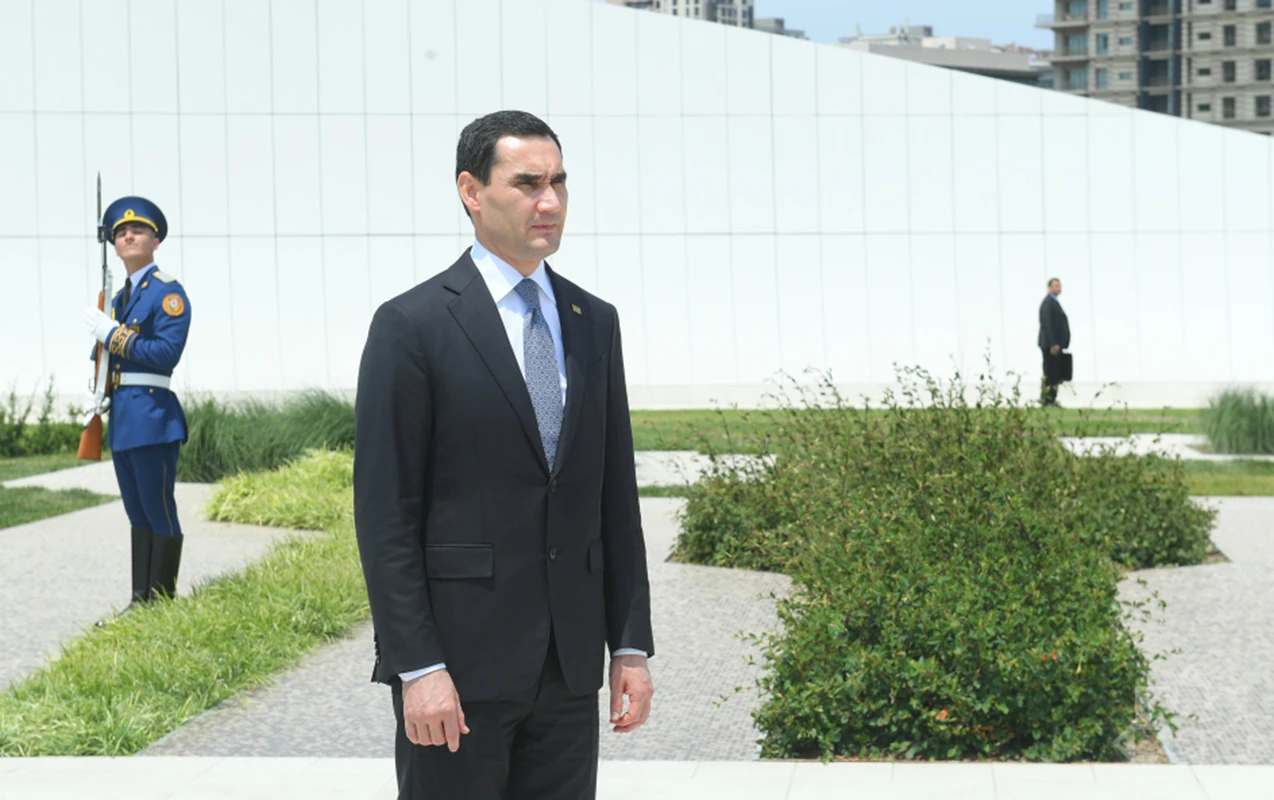Türkmənistan Prezidenti Zəfər parkı və Fəxri xiyabanda