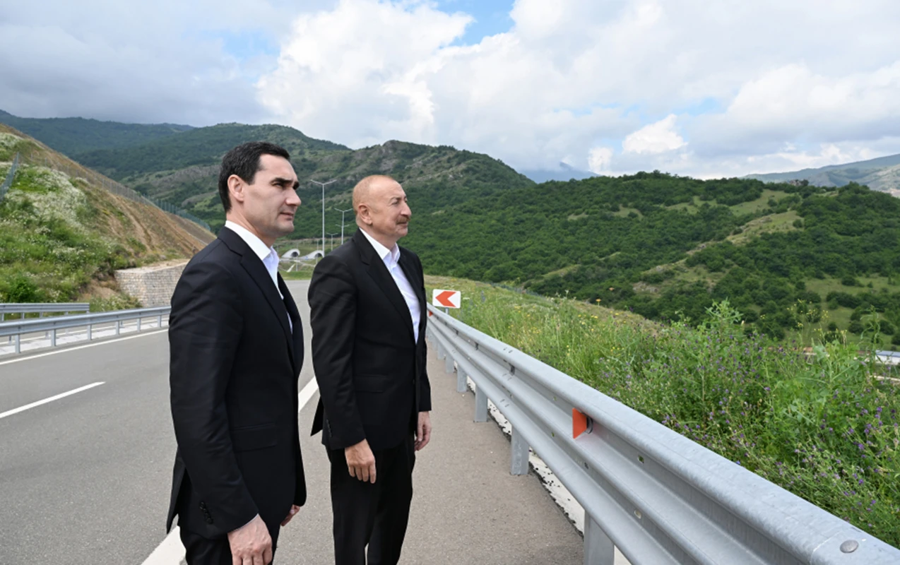 Daşaltı kəndinin fonunda - Fotolar