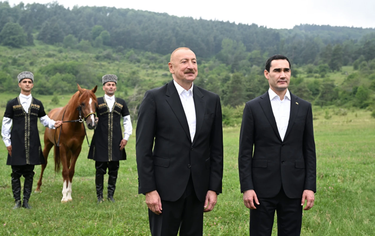 Cıdır düzündə ona Qarabağ atı hədiyyə olundu