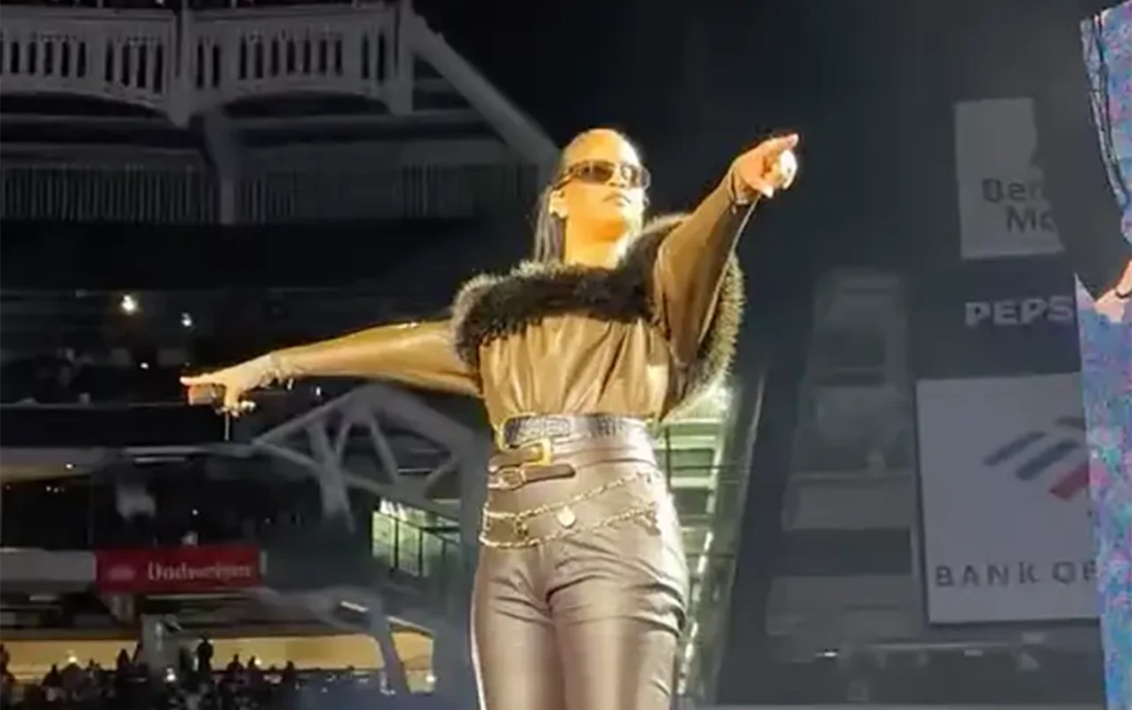 Rihanna illər sonra səhnəyə qayıtdı