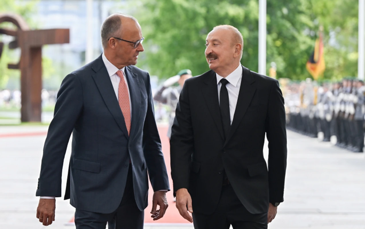 Əliyev Berlində rəsmi qarşılandı