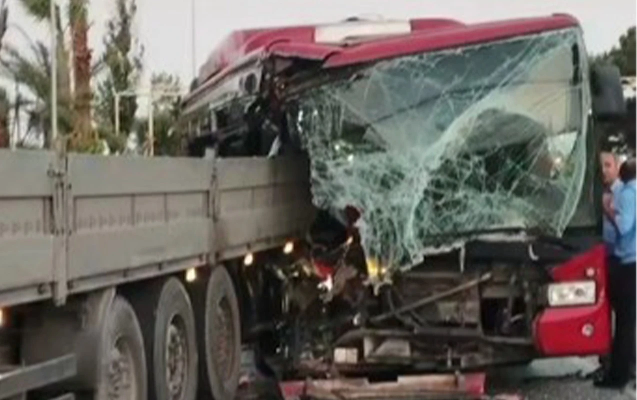Bakıda marşrut avtobusu yük avtomobilinə çırpıldı