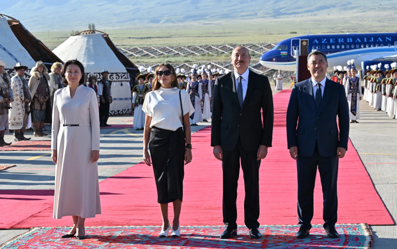 Prezident və xanımını “Yaşa mənim xalqım”la qarşıladılar 