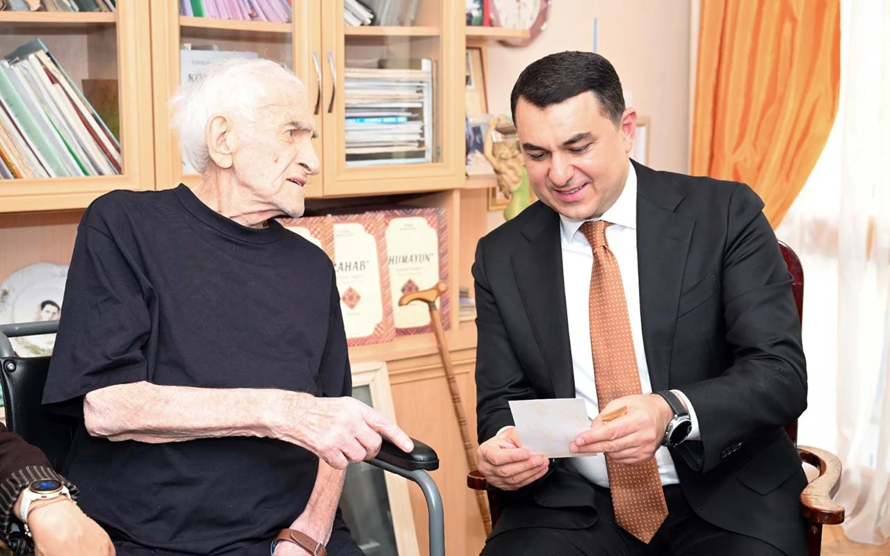 Nazir 96 yaşlı Xalq artistini evində ziyarət etdi