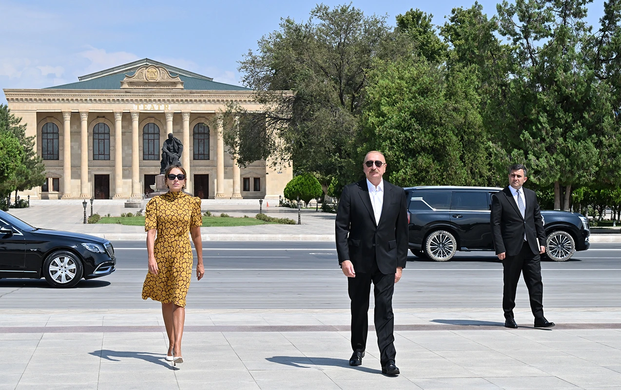 İlham Əliyev və Mehriban Əliyeva Ümummilli Liderin abidəsini ziyarət etdilər