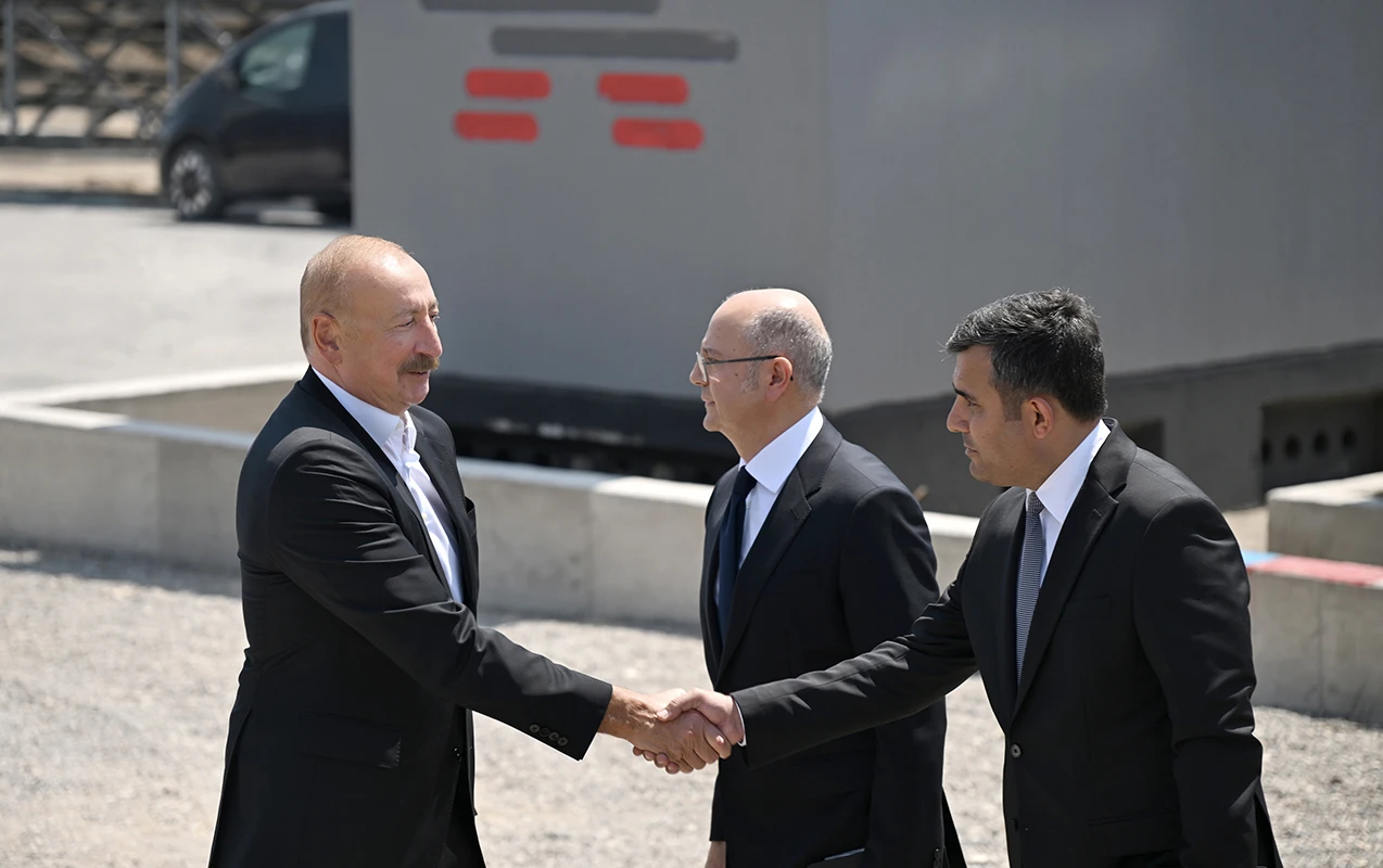 Prezident “Şəms 1” və “Qərbi Üfüq” stansiyalarında görülən işlərlə tanış oldu