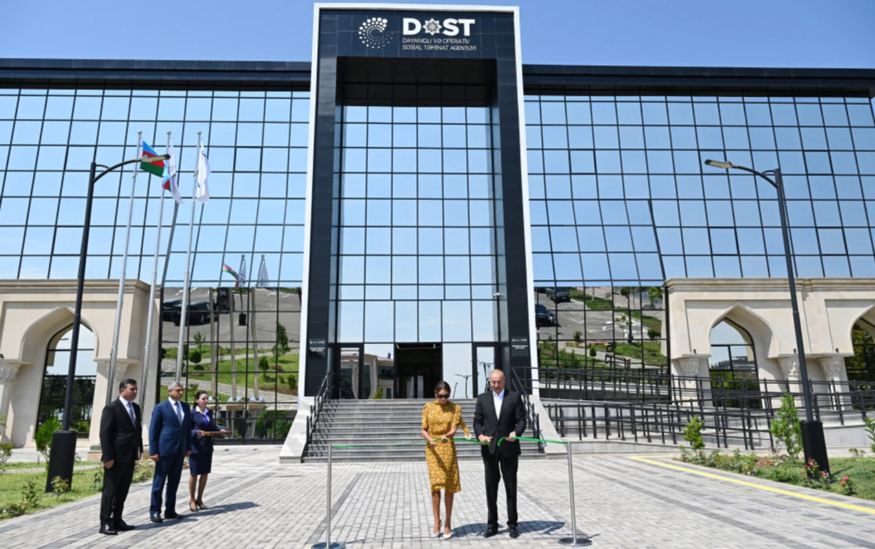 İlham Əliyev xanımı ilə DOST Mərkəzinin açılışında