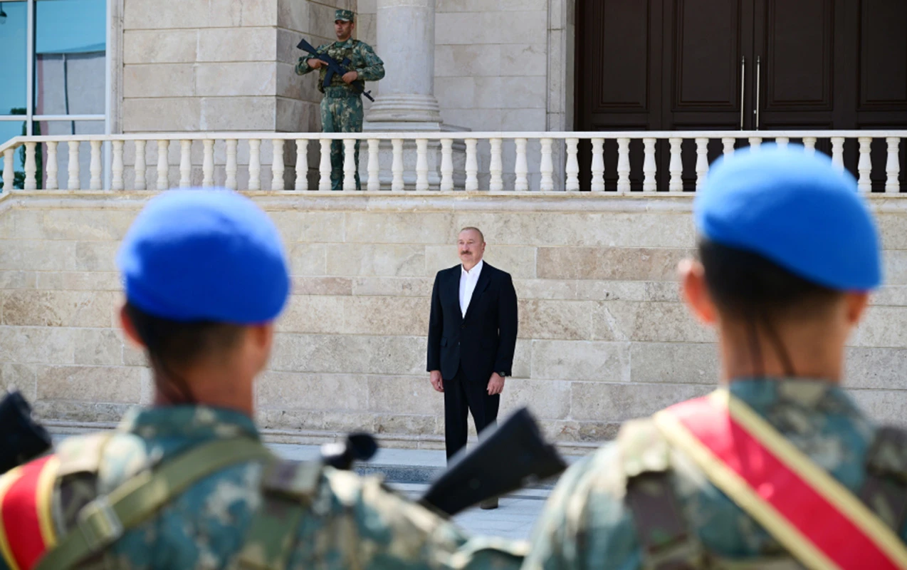 Prezident Döyüş bayraqlarının verilməsi mərasimində