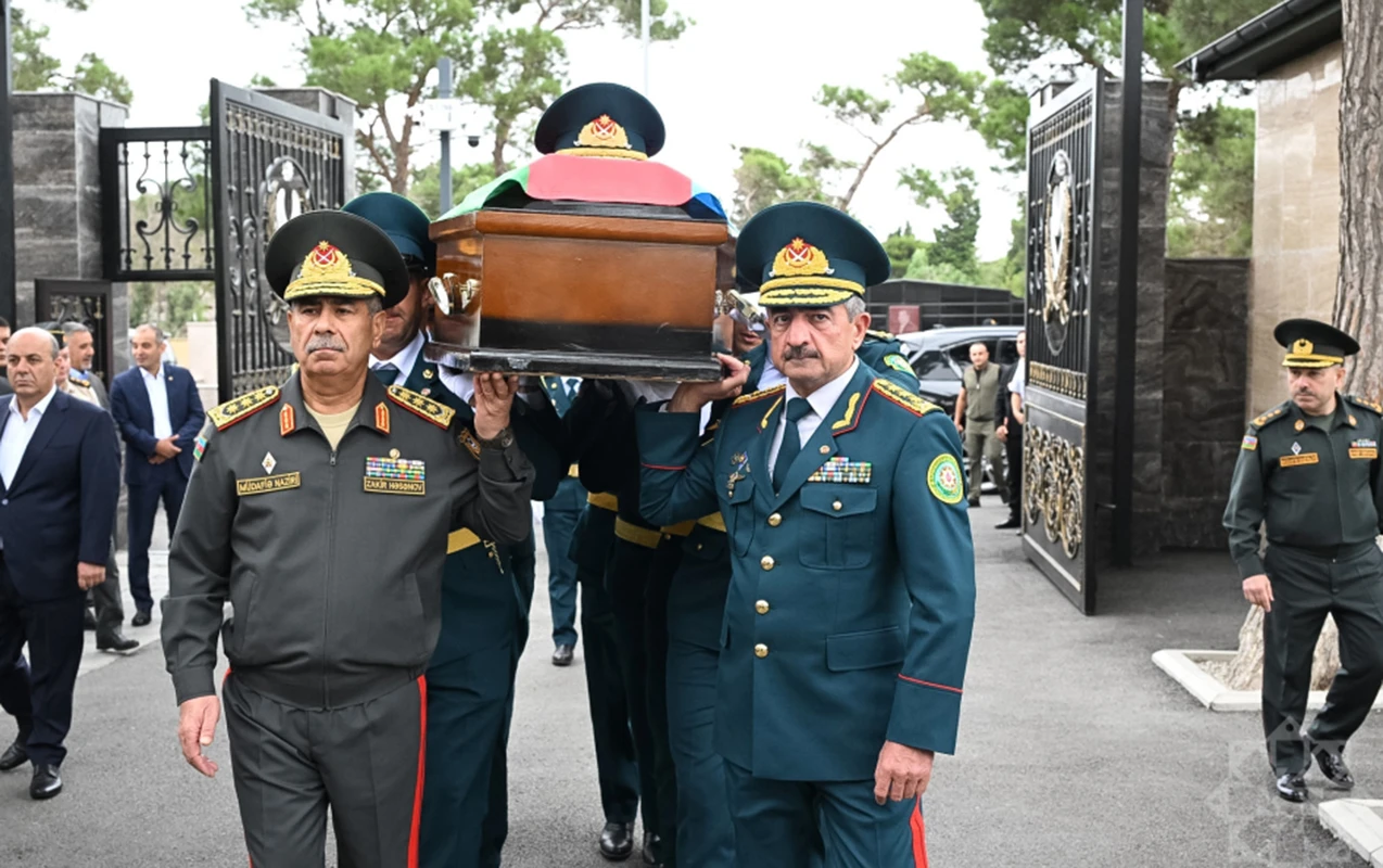 Zakir Həsənovla Elçin Quliyev generalın dəfnində