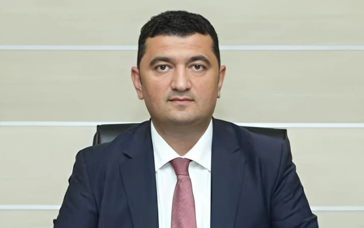 “Green Card” udduğundan ərizə yazaraq vəzifəsindən gedibmiş
