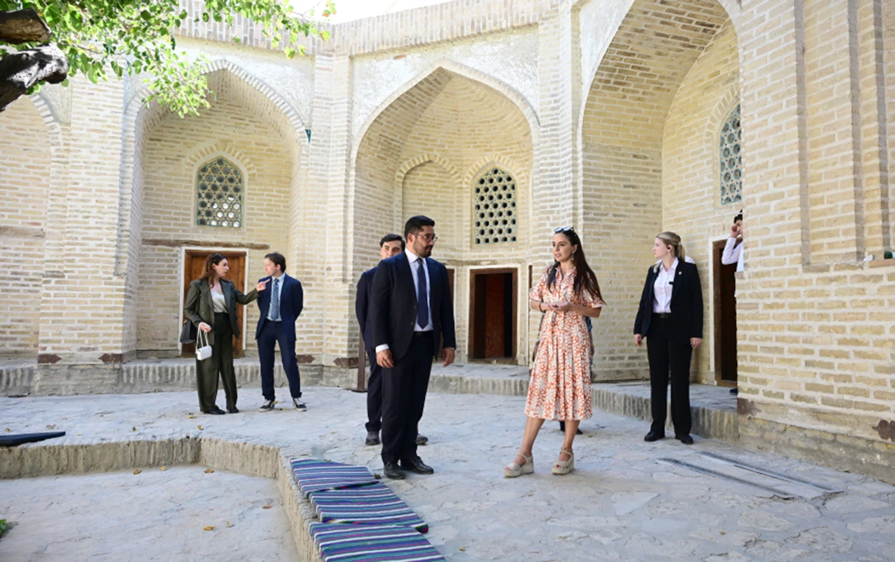 Leyla Əliyeva ilk Buxara Biennalesinin əsərləri ilə tanış oldu