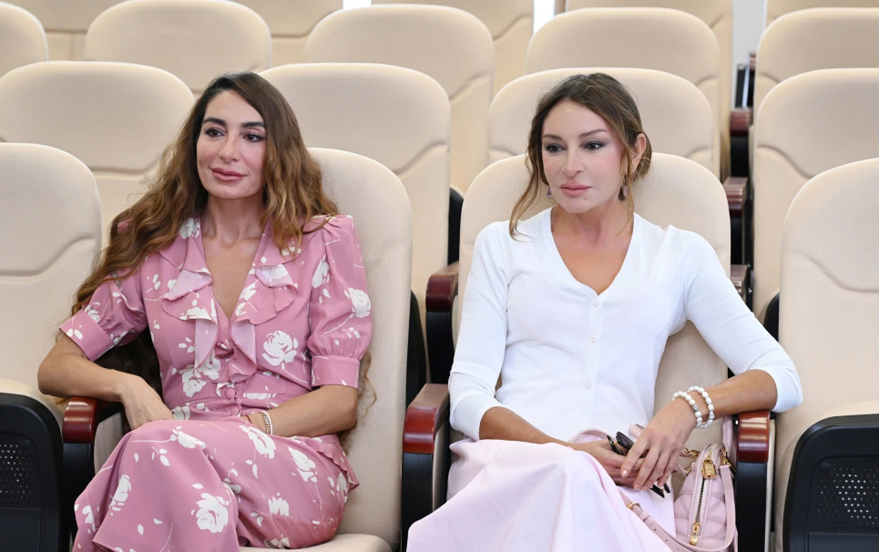 Mehriban Əliyeva qızları ilə açılışlarda