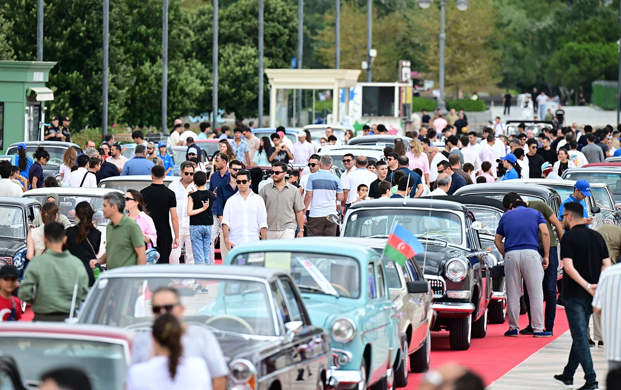 Bulvardakı klassik avtomobil sərgisində izdiham