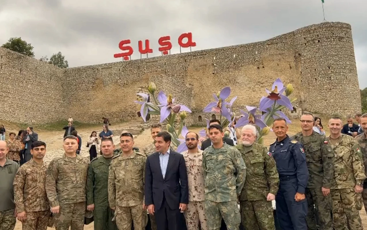 Xarici diplomatlar Şuşa qala divarlarında