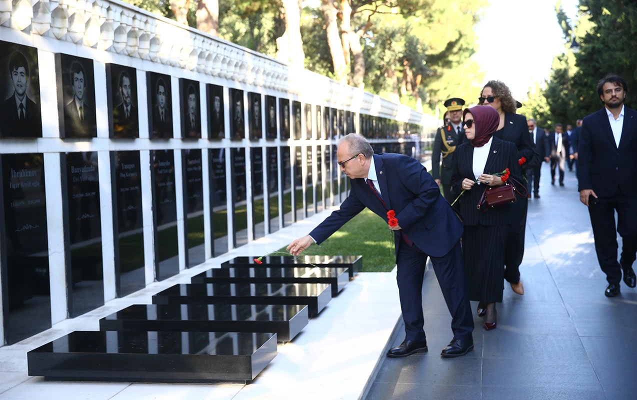 Türkiyəli səfir Şəhidlər xiyabanını və Türk şəhidliyini ziyarət etdi 