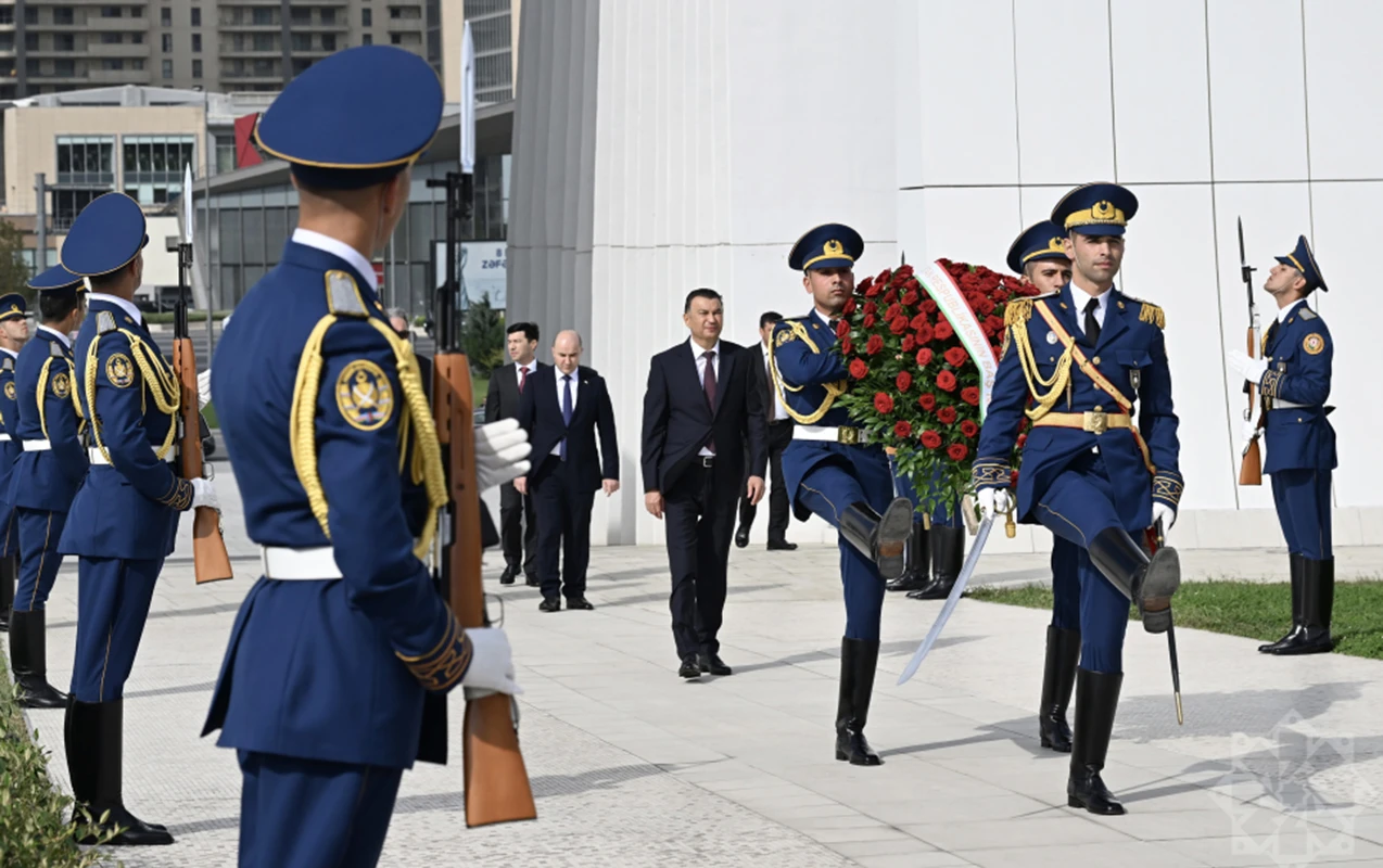 Tacikistan Baş naziri Zəfər Parkı və Fəxri xiyabanda 