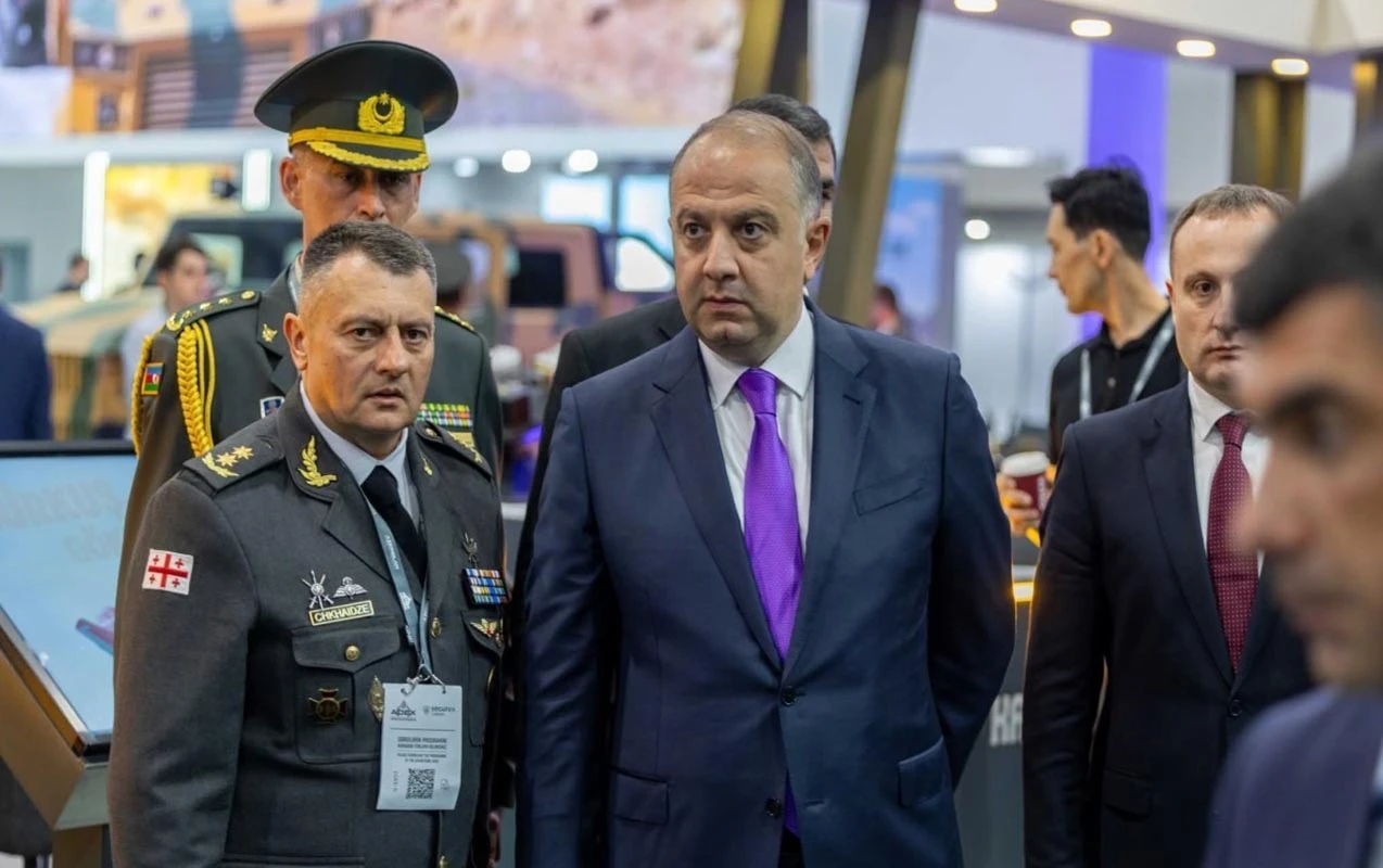 Gürcüstanın müdafiə naziri Azərbaycandadır