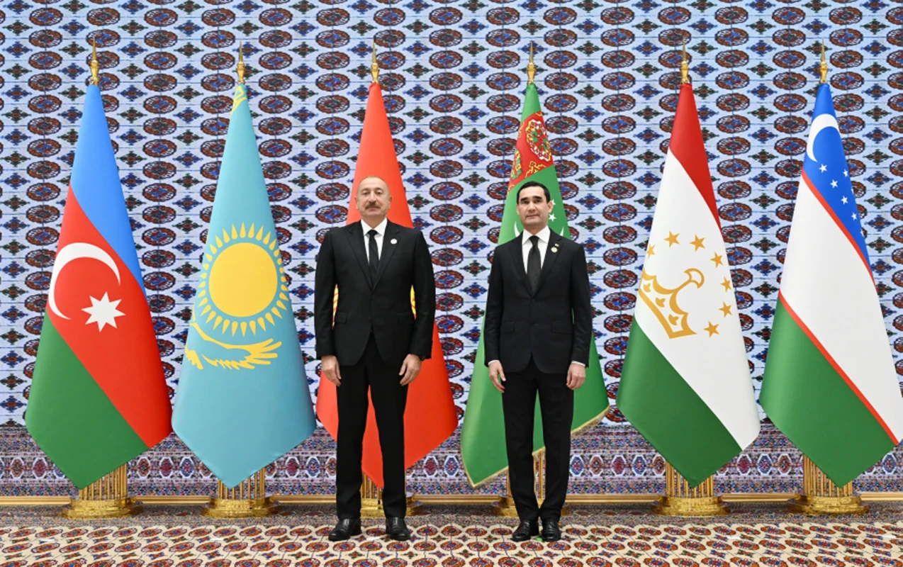 Əliyevi “Avaza” Kompleksində qarşıladı