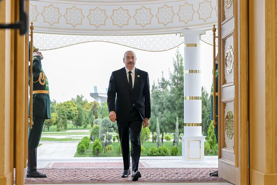 İlham Əliyev Türkmənbaşıda konsert proqramında