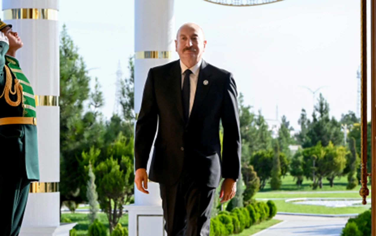 İlham Əliyev iclasda iştirak etmək üçün “Avaza” Kompleksinə getdi