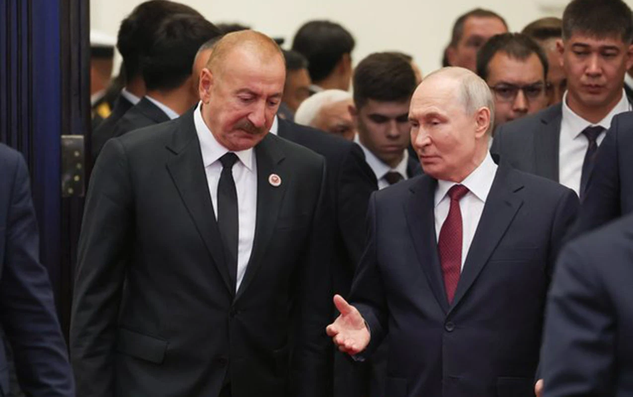 İlham Əliyev Putinlə Türkmənistanda ayaqüstü söhbət etdi