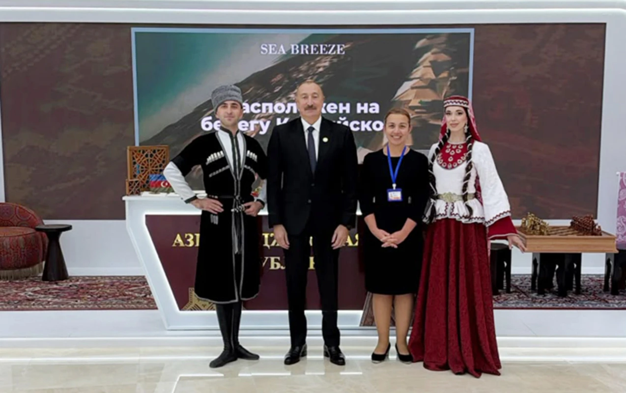 lham Əliyev MDB-nin iştirakçı ölkələrinin milli stendləri ilə tanış olub