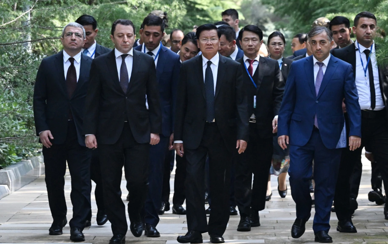 Laos Prezidenti Zəfər parkı və Fəxri xiyabanda