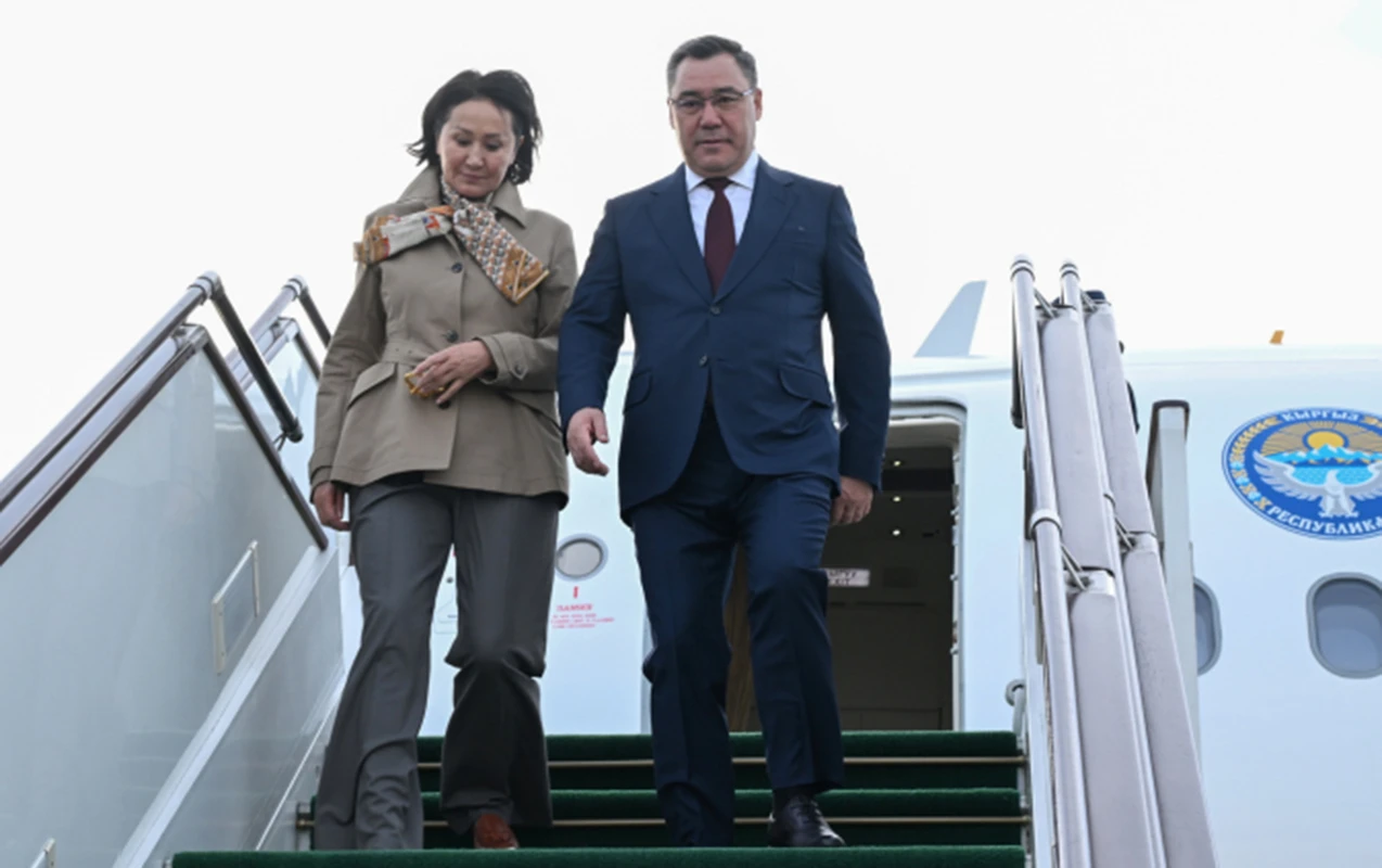 Japarov xanımı ilə Bakıya gəldi