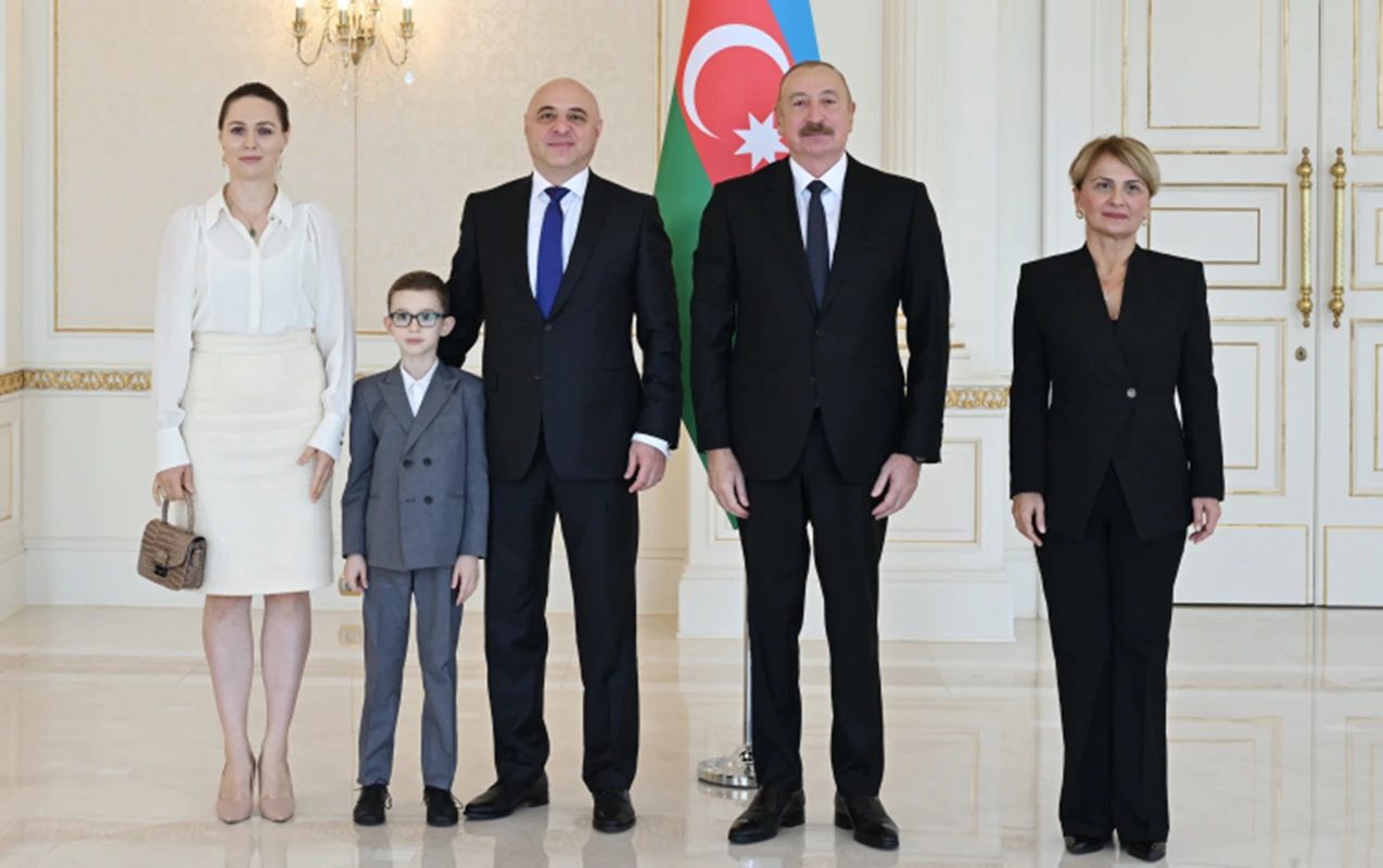Yeni səfir ailəsi ilə Prezidentin qəbulunda
