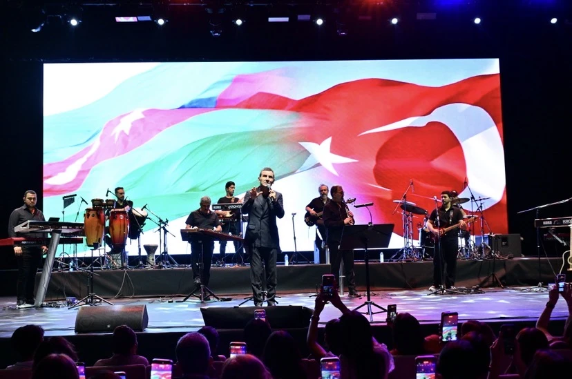 Ferhat Göçer Eyyub Hüseynzadənin təşkil etdiyi konsertdə “Ey, Əziz Anam, Azərbaycan”ı oxudu