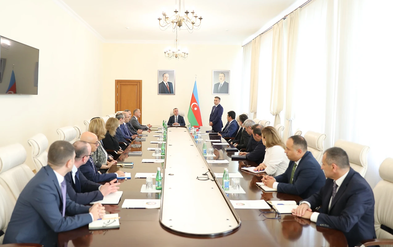 Anar Bayramovu kollektivə Teymur Musayev təqdim etdi