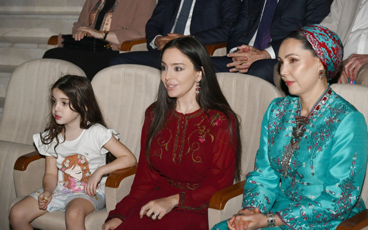 Leyla Əliyeva əfsanəvi qrupun şousunu izlədi