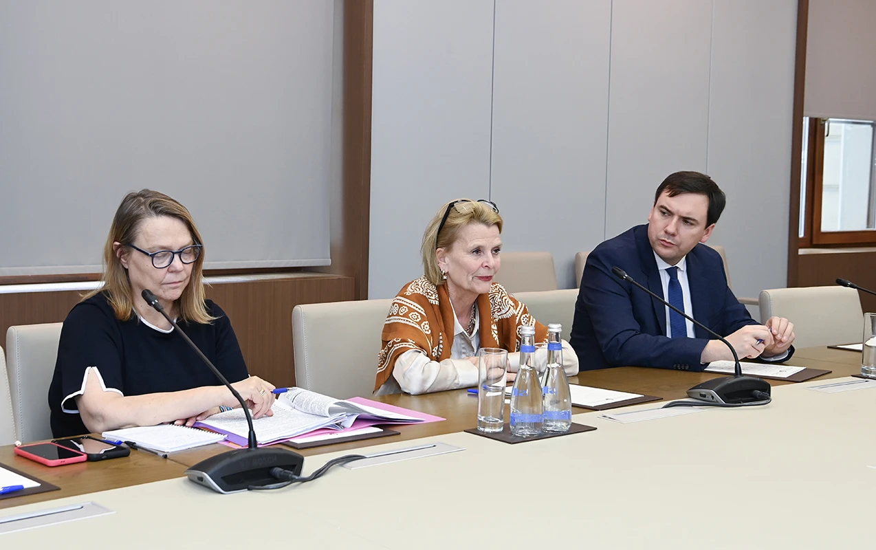 UNESCO rəsmisi görüşə kəlağayı ilə qatıldı