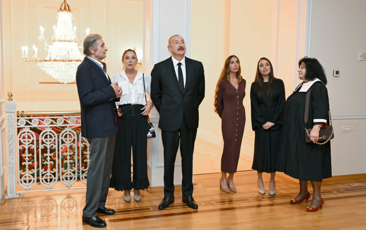 Prezident ailəsi ilə sərgidə