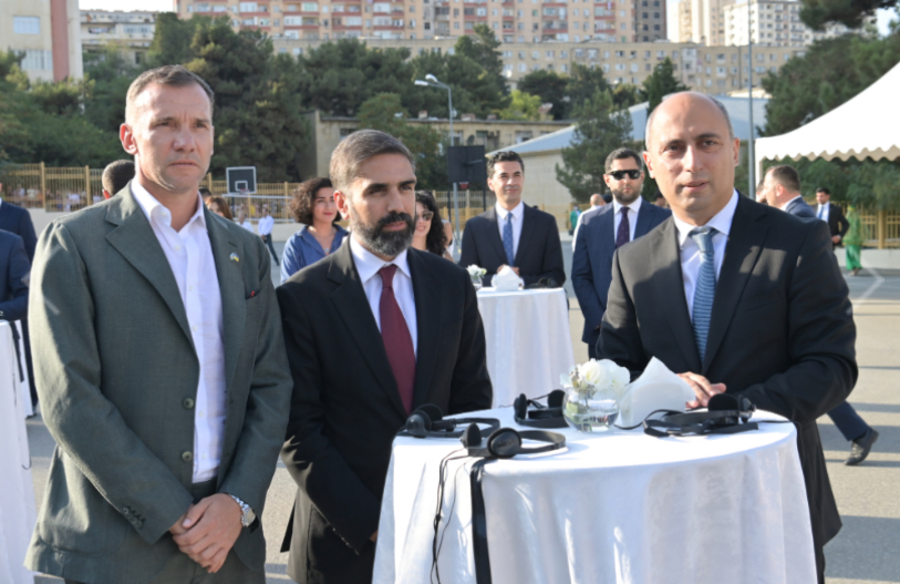 Elm və Təhsil Naziri Emin Əmrullayev futbol meydançasının açılışında iştirak edib