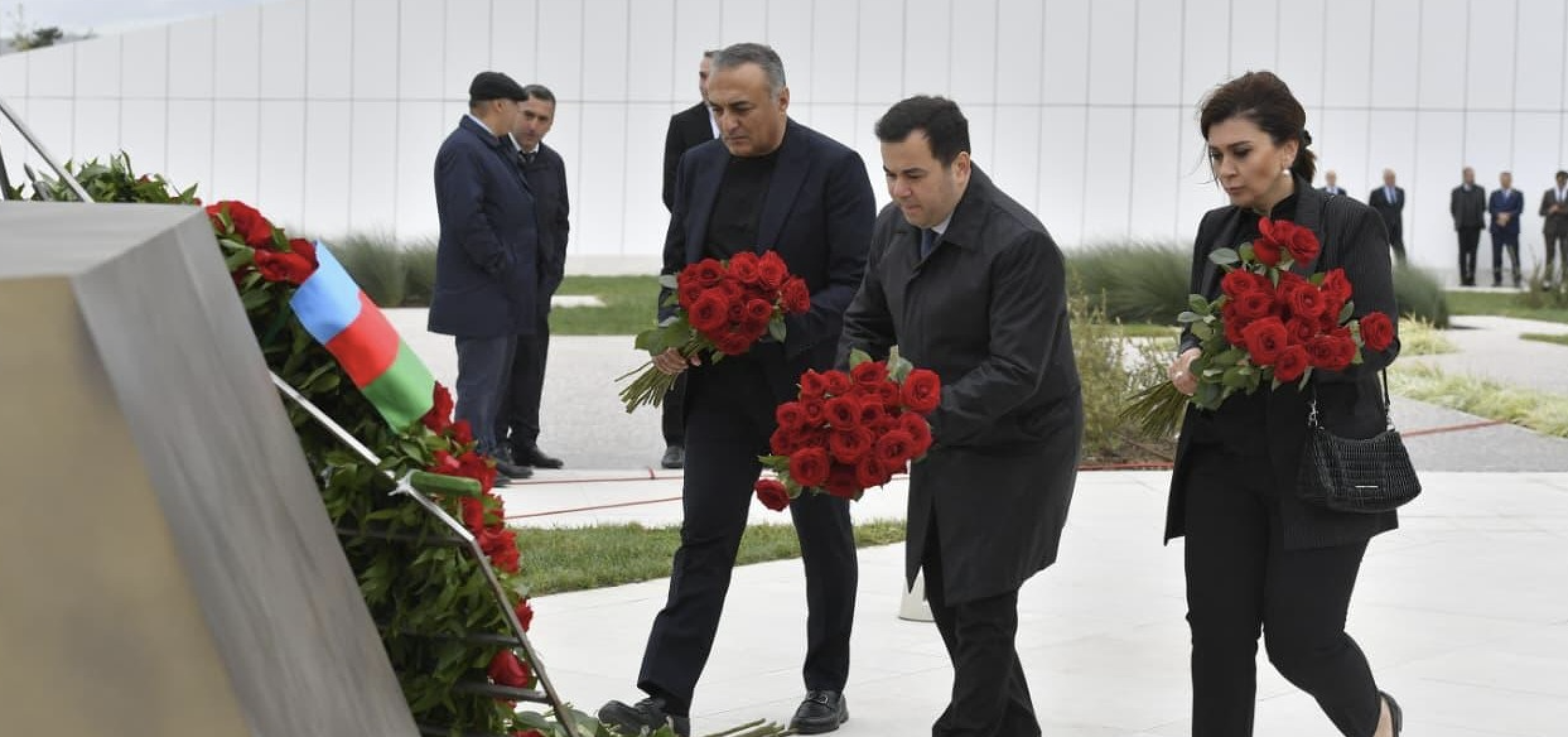 Gənclər və İdman nazirliyinin kollektivi zəfər parkini ziyarət edib