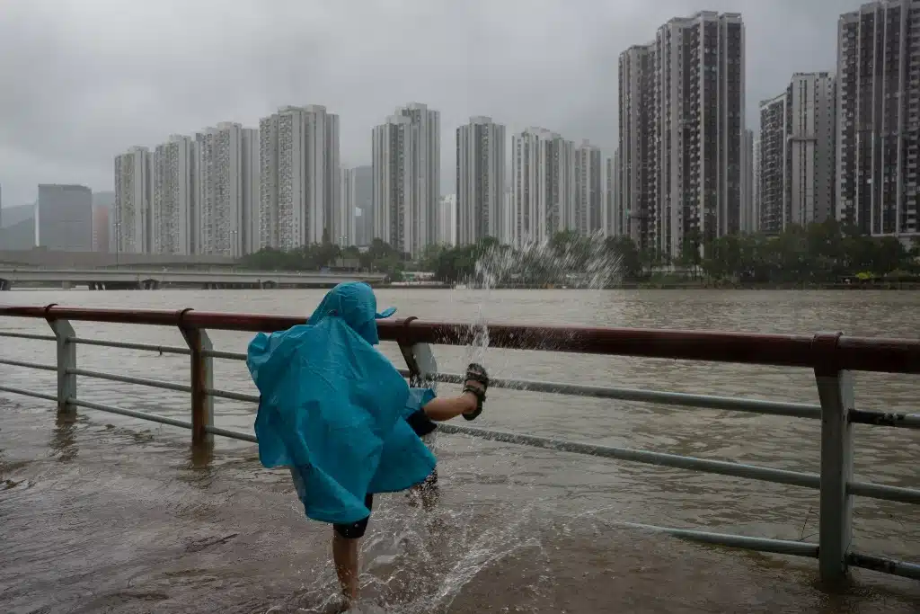 Hong Kong  ən yağışlı və ən isti dövrünü yaşadı