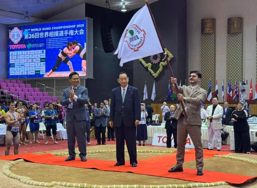 Sumo üzrə Dünya Çempionatının bayrağı Azərbaycana təqdim olunub