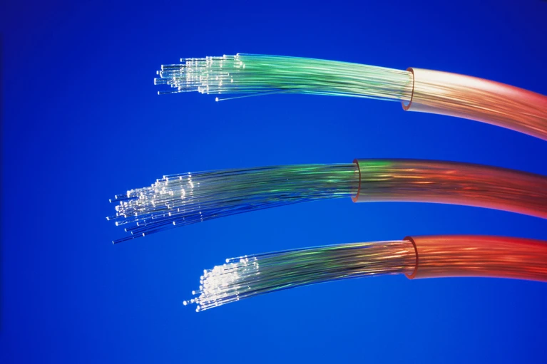 Daha sürətli internet üçün “hava kanallı” optik liflər