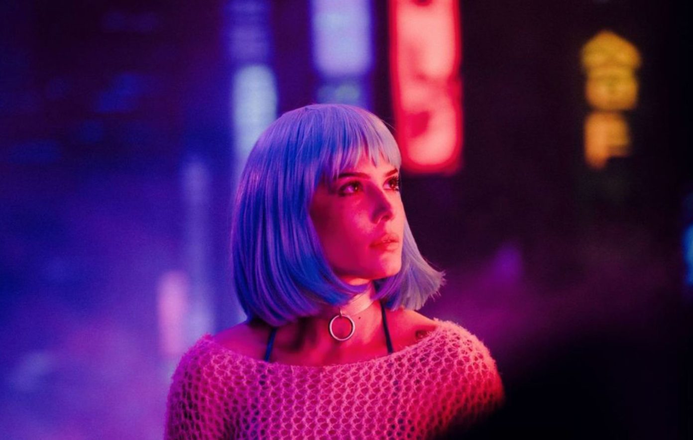 Halsey dünya turuna çıxır.
