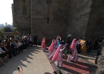 “İçərişəhər” Dövlət Tarix-Memarlıq Qoruğu ərazisində ahıllar və uşaq evi sakinlərinin iştirakı ilə “Arşın mal alan” tamaşası nümayiş olunub.