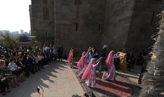 "İçərişəhər" Dövlət Tarix-Memarlıq Qoruğu ərazisində ahıllar və uşaq evi sakinlərinin iştirakı ilə "Arşın mal alan" tamaşası nümayiş olunub.