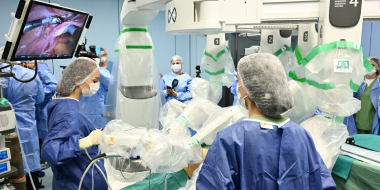 Azərbaycan və Çin həkimləri tarixi əməliyyat keçiriblər