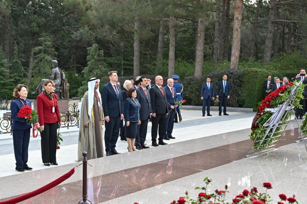 Beynəlxalq Parlament Konfransının iştirakçıları Fəxri xiyabanı və Şəhidlər xiyabanını ziyarət ediblər