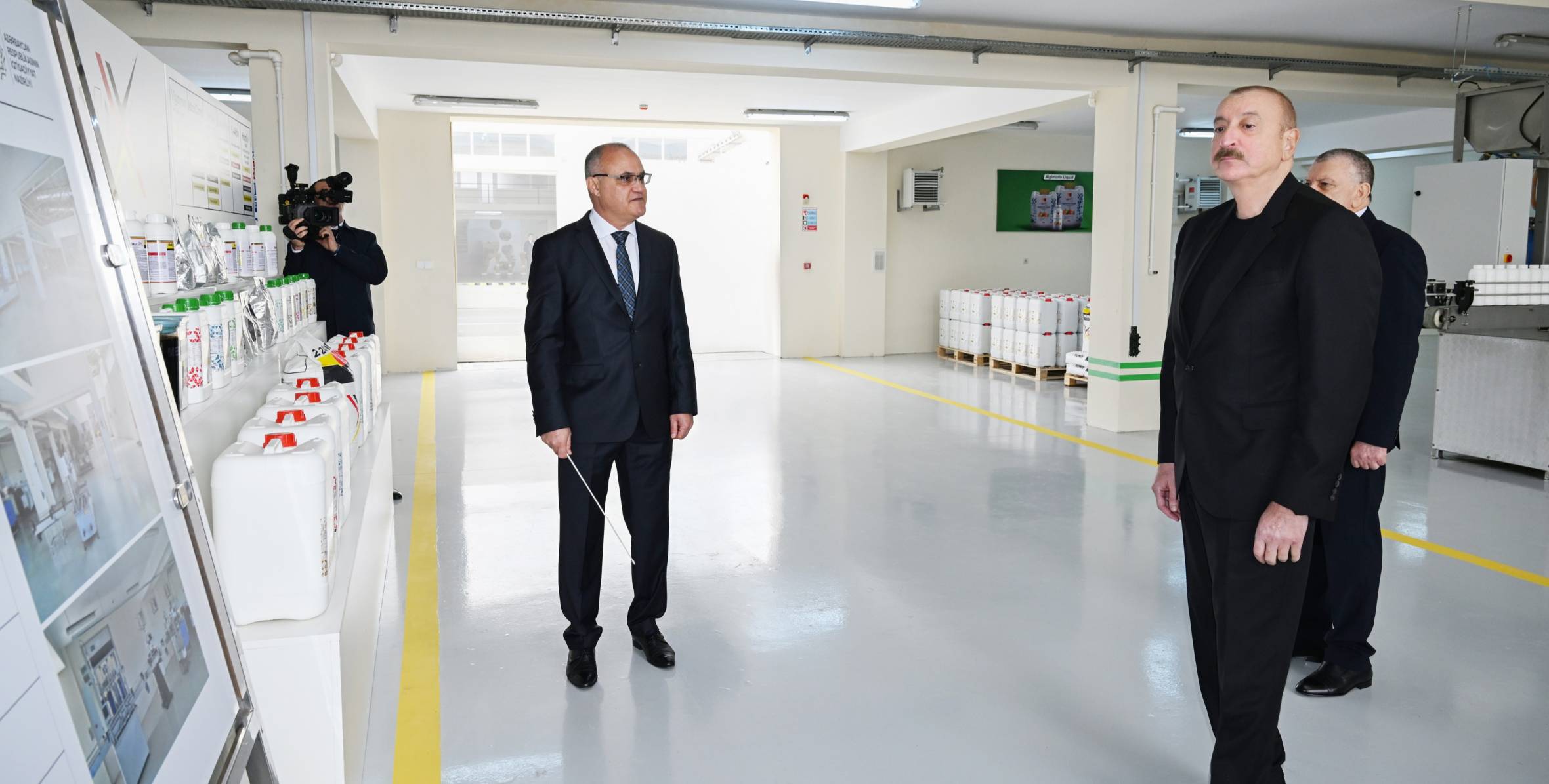 İlham Əliyev Sabirabadda aqrokimyəvi vasitələrin istehsalı müəssisəsinin fəaliyyəti ilə tanış olub