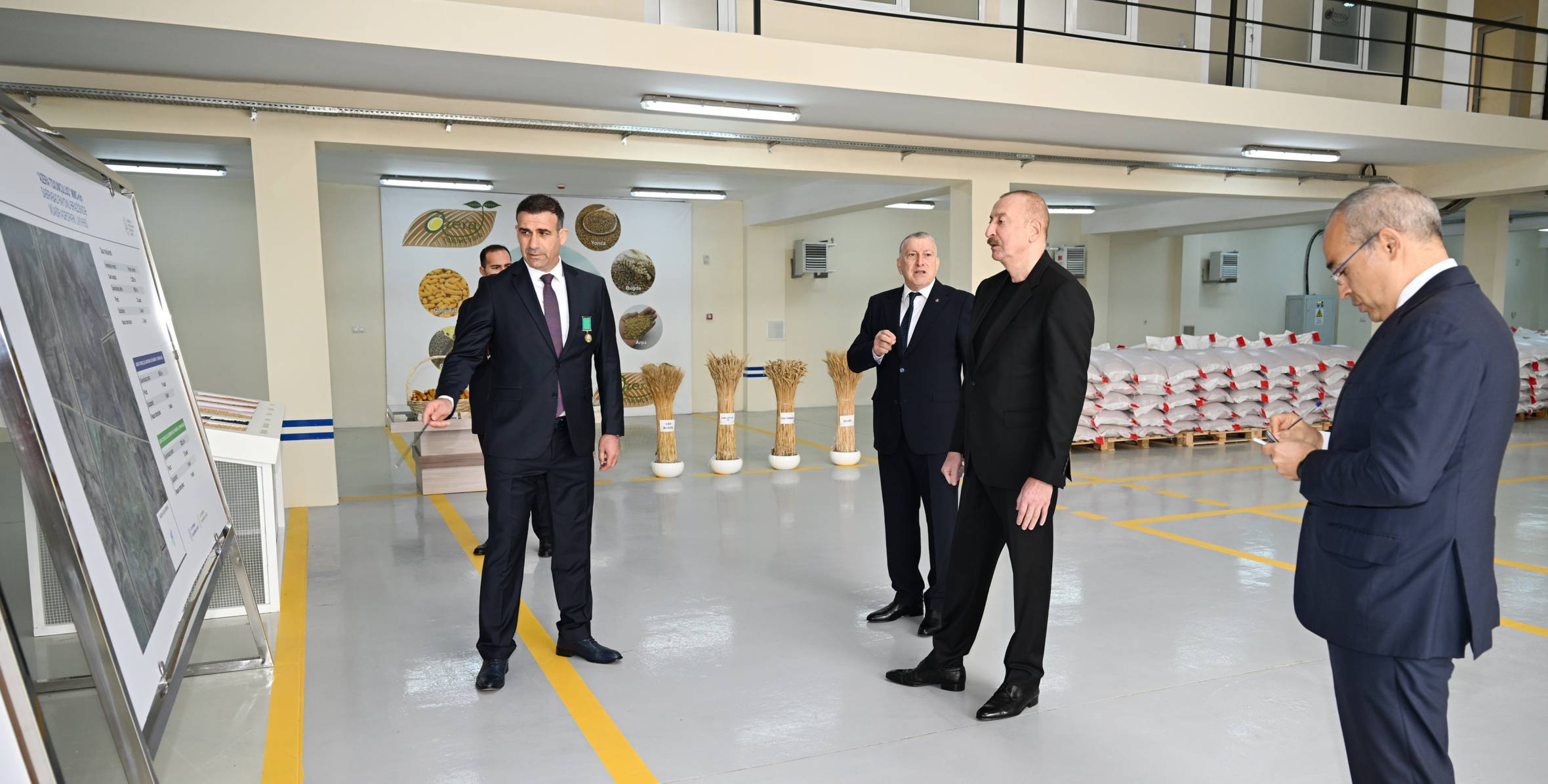 İlham Əliyev Sabirabad Sənaye Məhəlləsində “Azera Toxumçuluq” Məhdud Məsuliyyətli Cəmiyyətinin (MMC) toxum istehsalı müəssisəsinin fəaliyyəti ilə tanış olub