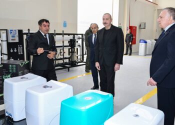 İlham Əliyev Sabirabad Sənaye Məhəlləsində “Fırtına Su Sistemləri” Məhdud Məsuliyyətli Cəmiyyətinin (MMC) su filtrlərinin istehsalı müəssisəsinin fəaliyyəti ilə tanış olub